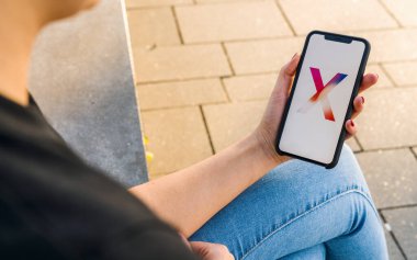 BERLİN, GERMANY 2019: New Apple iPhone X akıllı telefonunun logosunun olduğu iPhone X 'leri tutan kadın. 