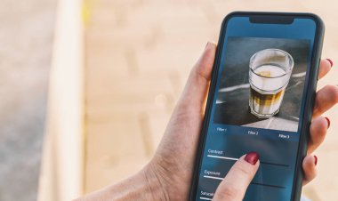 Cep telefonu ve akıllı uygulama ile fotoğraf düzenleme. Sürgüleri ayarlayan kadın. Resim düzenleme, manipülasyon, akıllı telefonla geliştirme veya geliştirme. Sosyal medya uygulamasında fotoğrafa filtre ekleniyor.