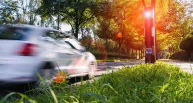 Araba radar tuzağına doğru gidiyor, güvenli yol trafiği konsepti görüntüsü