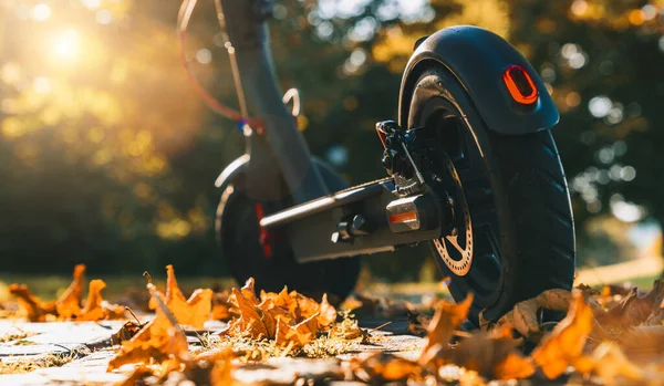 Découvrir Ville Urbaine Automne Coucher Soleil Avec Scooter Électrique Scooter — Photo