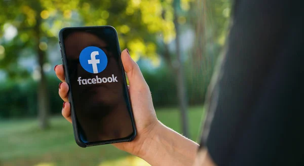 Берлин Германия Августа 2019 Женщина Держит Iphone Логотипом Приложения Facebook — стоковое фото