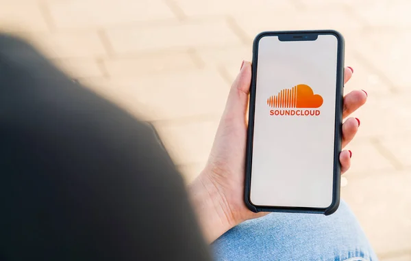 Berlin Germany August 2019 Woman Hand Holding Iphone Opening Soundcloud — Stockfoto