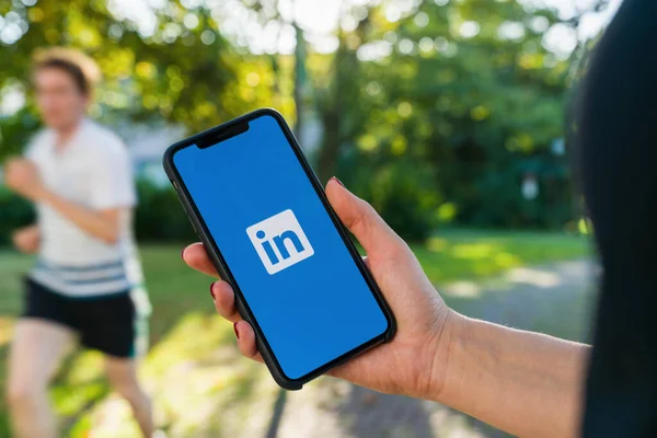 Berlin Germany August 2019 Woman Hand Holding Iphone Logo Linkedin — Stockfoto