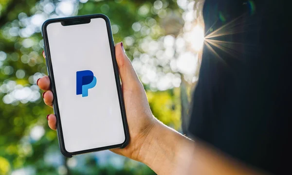 Berlin Germany August 2019 Woman Hand Holding Iphone Logo Paypal — Φωτογραφία Αρχείου