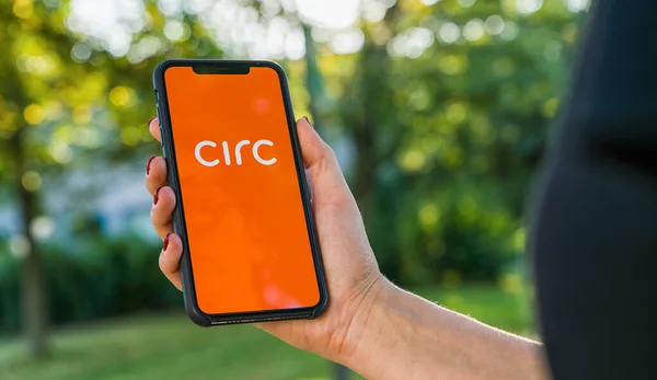 Berlin Germany August 2019 Woman Hand Holding Iphone Logo Circ — Stockfoto