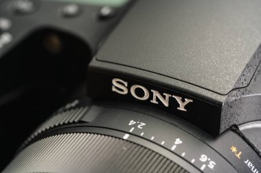BERLİN, ALMANLIK 2019: Sony Logo ile SONY Siber-Çekim DSC-RX10 M4