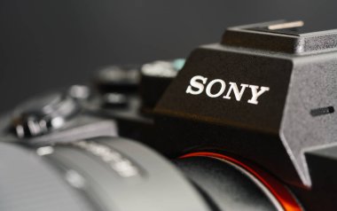 BERLİN, ALMANLIK 2019: Sony Alpha 7R IV aynasız kameraya yakın çekim