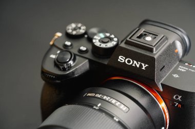 BERLİN, GERMANY 2019: Yeni Sony Alfa 7R IV Aynasız Dijital Kamera tam kare 60 megapiksel CMOS sensörü
