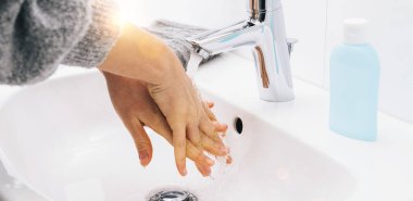 Kadın virüs enfeksiyonunu önlemek için ellerini yıkıyor ve kirli ellerini temizliyor - Coronavirüs Sars-CoV-2 covid-19 konsept görüntü