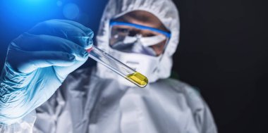 Bilim adamı ya da doktor, covid 19 ya da Coronavirus 'a karşı icat edilmiş aşıyı elinde tutuyor.
