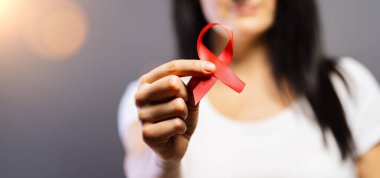 Kızıl AIDS ya da HIV kurdeleli bir kadın. Göğüs kanseri farkındalığı konsepti 