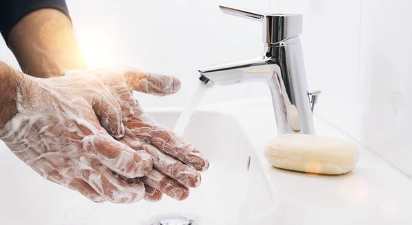 Мужчина Моет Руки Предотвратить Вирусную Инфекцию Чистые Грязные Руки Коронавирус — стоковое фото