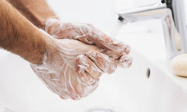 Handen Wassen Man Zeep Met Stromend Water Bij Gootsteen Coronavirus — Stockfoto