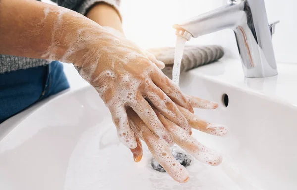 Washanden Vrouw Spoelzeep Met Stromend Water Bij Gootsteen Coronavirus 2019 — Stockfoto