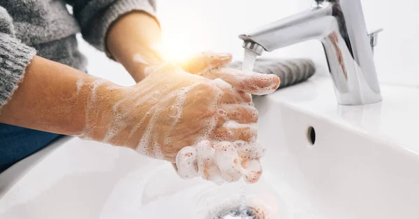 Женщина Моет Руки Предотвратить Вирусную Инфекцию Чистые Грязные Руки Коронавирус — стоковое фото