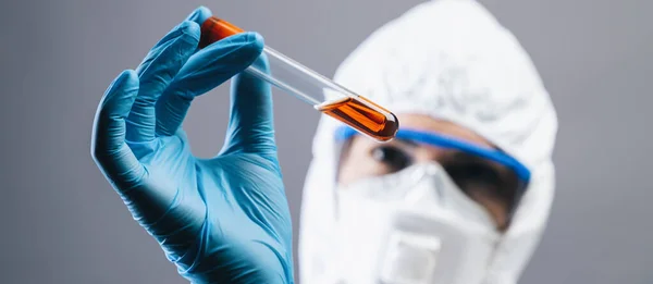 Female Medical Lab Worker Holding 2019 Ncov Coronavirus Blood Test — Stock Photo, Image