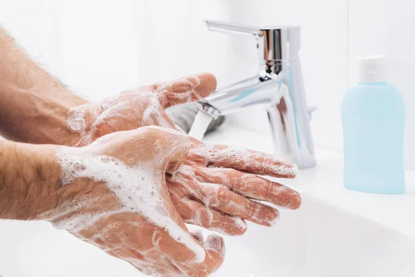 Handen Wassen Man Spoelen Zeep Met Stromend Water Spoelbak Coronavirus — Stockfoto