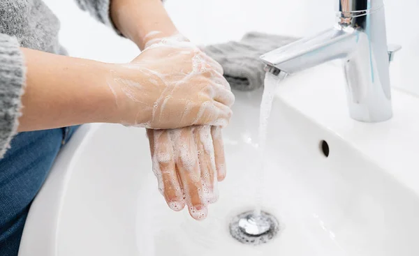 Vrouwen Gebruiken Zeep Handen Wassen Onder Kraan Hygiëne Concept Hand — Stockfoto