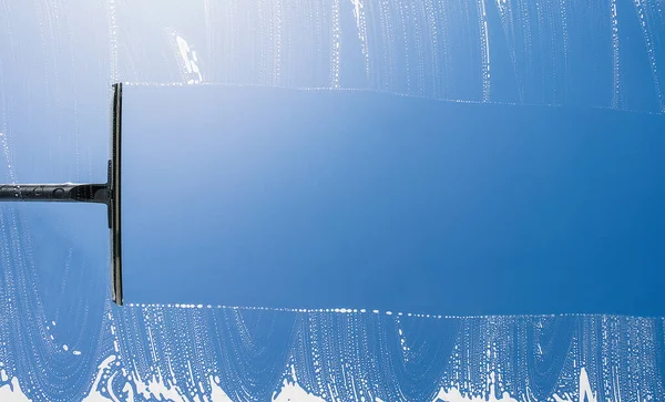 Ventana Limpieza Con Escobilla Contra Cielo Azul Con Espacio Copia — Foto de Stock