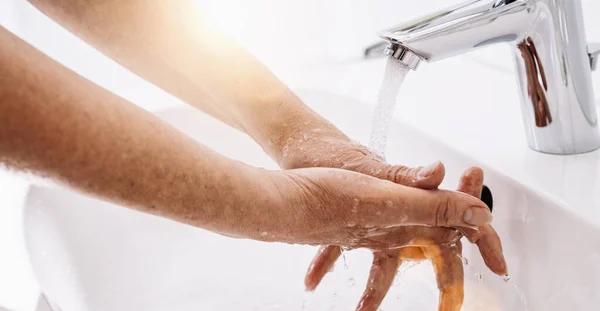 Oude Vrouw Wast Zijn Handen Virusinfectie Schone Vuile Handen Voorkomen — Stockfoto