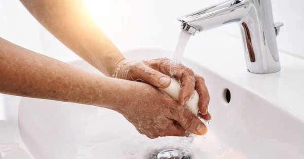 Oude Vrouw Wast Zijn Handen Virusinfectie Schone Vuile Handen Voorkomen — Stockfoto