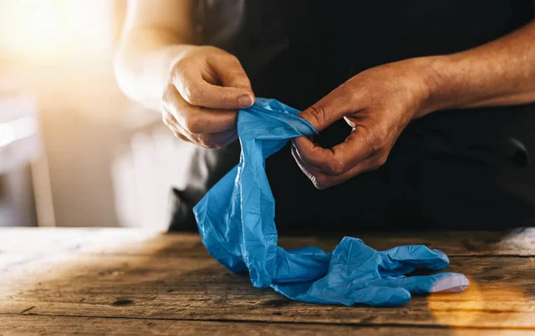 Barman Werknemer Draagt Een Medische Latex Handschoenen Het Werk Corona — Stockfoto