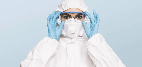 Médico Enfermera Que Usa Guantes Protectores Látex Máscara Protectora Médica — Foto de Stock