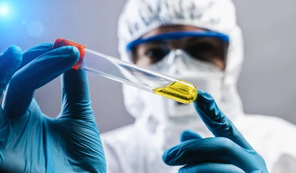 Female Doctor Scientist Holds Invented Yellow Vaccine Covid Coronavirus — Stock Photo, Image