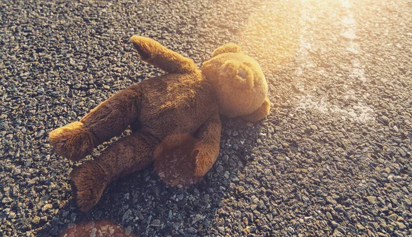 Lost Teddy Bear Lying Alone Road — Stockfoto