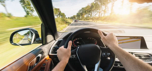 Hände Des Autofahrers Lenkrad Fahrt Auf Der Autobahn — Stockfoto