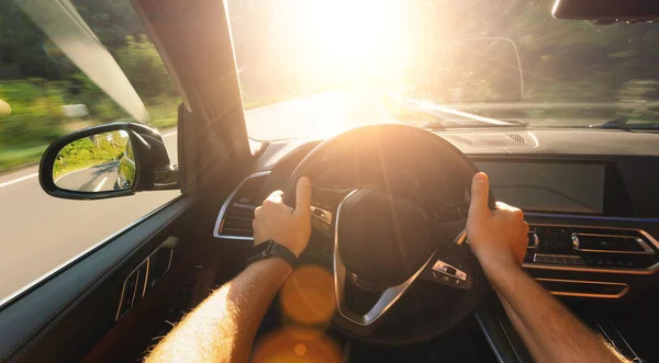 Hände Des Autofahrers Lenkrad Roadtrip Fahrt Auf Waldstraße Bei Grellem — Stockfoto