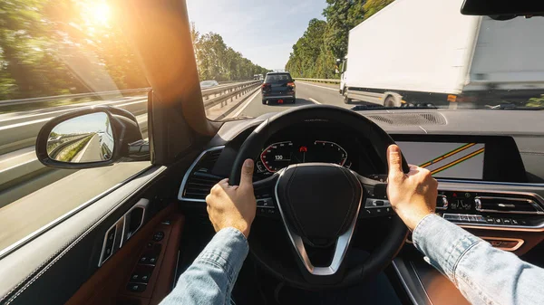 Handen Van Automobilist Het Stuur Road Trip Rijden Snelweg — Stockfoto