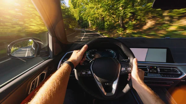 Handen Van Automobilist Stuurwiel Road Trip Rijden Bosweg — Stockfoto