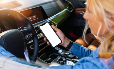 Yazın şehirde araba sürerken elinde siyah cep telefonu tutan kadın, Mockup resmi