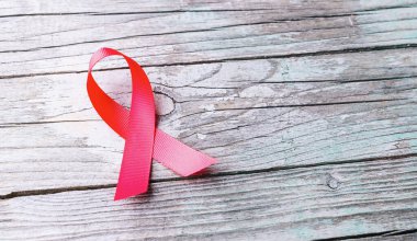 Pembe kurdele - HIV ile yaşayanlara farkındalığın ve desteğin sembolü