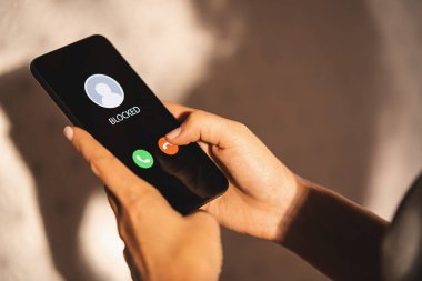 Kadın bir telefon numarasını engelliyor ya da isimsiz bir sapıktan ya da eski erkek arkadaşından gelen bir arama. Telefon konseptiyle taciz ya da zorbalık. Takipçi, dolandırıcı ya da yabancı. Gelen aramayı engelleyen kadın.