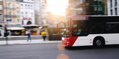 Şehir trafiğinde otobüs hareket bulanıklığında