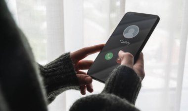 BERLİN, ALMANY AĞUSTOS 2019: Bir pencerede iPhone X açan bir kadın, Spotify yasal müzik sunan bir müzik servisidir.