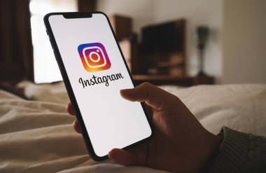 BERLİN, ALMANY AĞUSTOS 2019: Instagram uygulaması logosu olan iPhone X 'leri tutan kadın. Instagram en büyük ve en popüler sosyal ağdır..