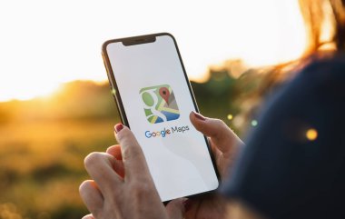 BERLİN, GERMANY HAZİRAN 2019: Google Maps uygulama o. Google Maps dünyanın dört bir yanındaki coğrafi bölgeler ve siteler hakkında bilgi sağlayan bir servistir.