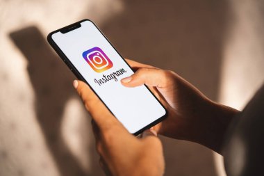 BERLİN, ALMANY HAZİRAN 2019: Instagram uygulaması logosu olan iPhone X 'leri tutan kadın. Instagram en büyük ve en popüler sosyal ağdır..