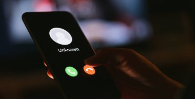 Gecenin bir yarısı bilinmeyen bir numara arıyor. Yabancıdan telefon var. Oturma odasında cep telefonu ve akıllı telefon tutan kişi. Beklenmedik arama gece rahatsız ediyor..