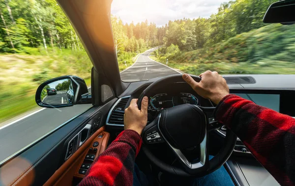 Hände Des Autofahrers Lenkrad Fahrt Auf Der Autobahn — Stockfoto