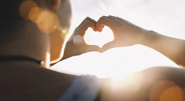 Mani Femminili Nella Forma Cuore Contro Cielo Passano Raggi Sole — Foto Stock