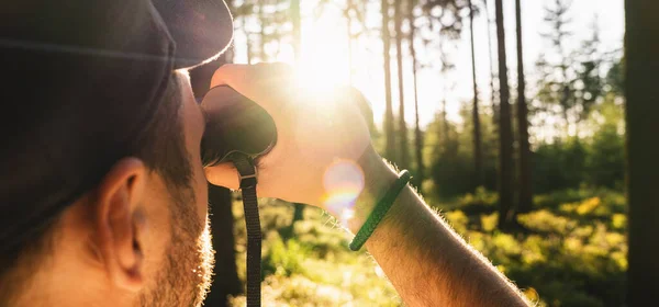 Homme Aux Jumelles Debout Dans Les Bois — Photo