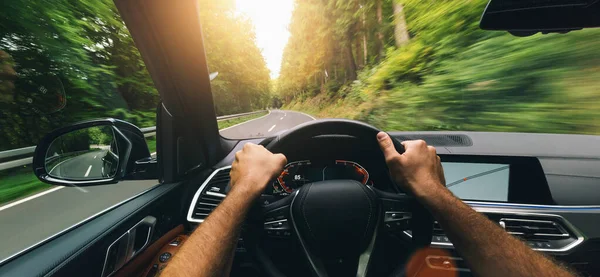 Hände Des Autofahrers Lenkrad Schnell Fahrendes Auto Frühlingstag Auf Einer — Stockfoto