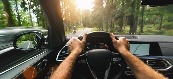 Hände Des Autofahrers Lenkrad Fahrt Auf Der Autobahn — Stockfoto
