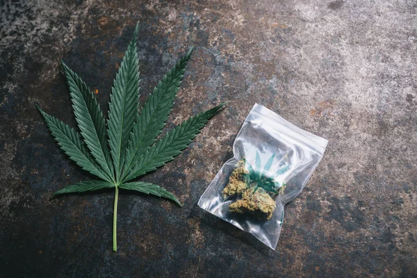 Cannabisknoppen Een Plastic Zak Met Hanf Teken Hennepblad Concept Van — Stockfoto