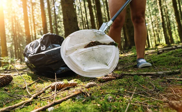 Femme Ramasser Des Déchets Plastique Avec Cueilleur Pour Nettoyer Forêt — Photo