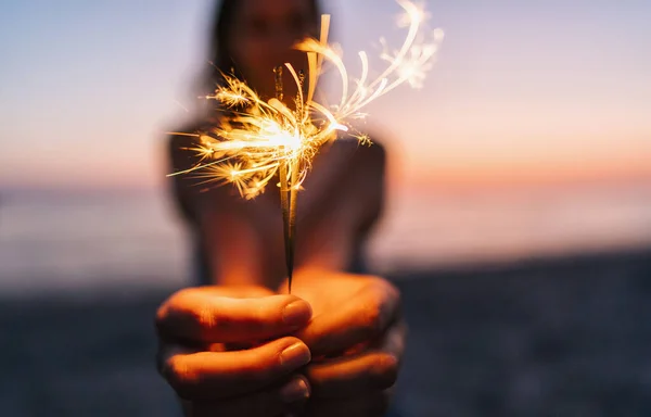 Young Happy Woman Stands Beach Sparkler Sunset Light — Stock Photo, Image